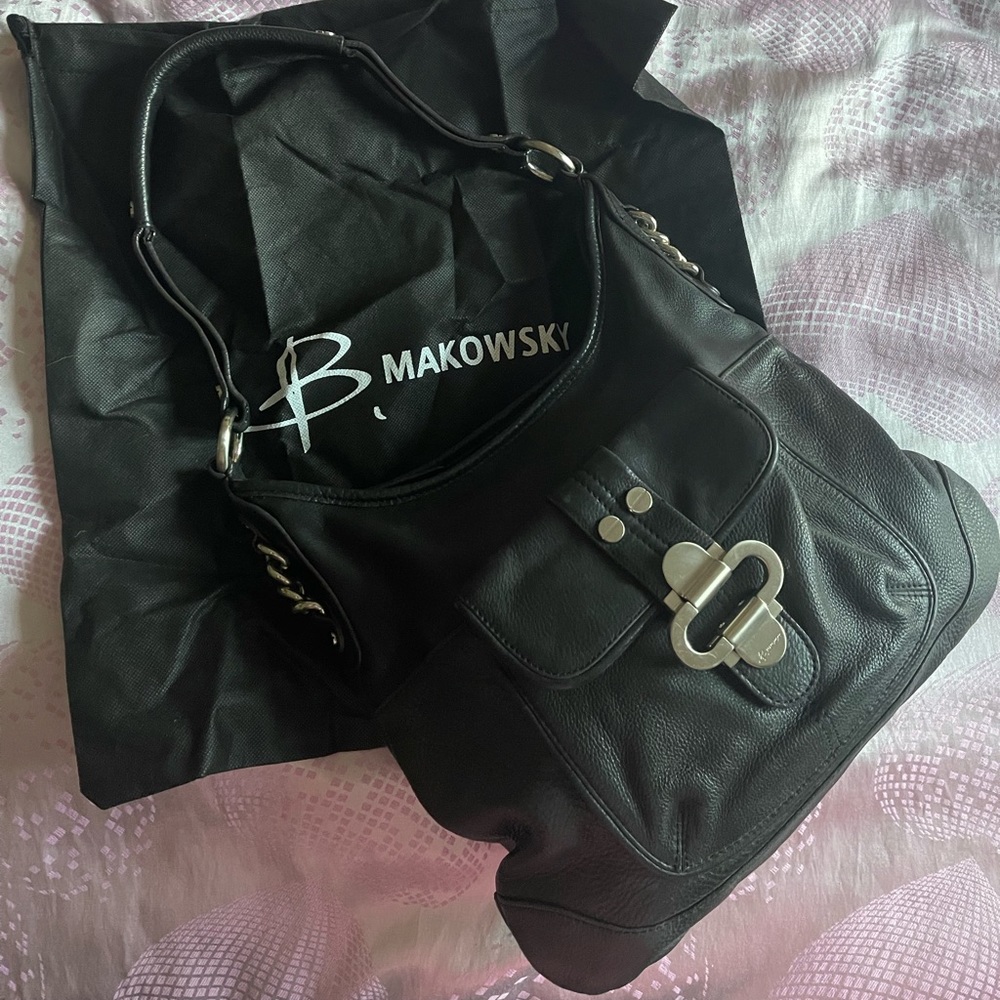 B Makowsky black leather purse